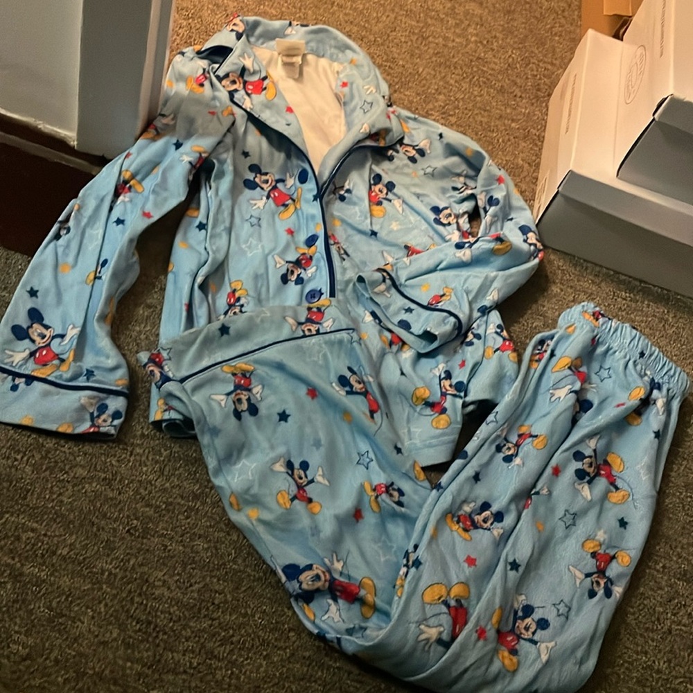 Cute adorable preowned Mickey Mouse boys pjs size medium 7/8 flannel feel